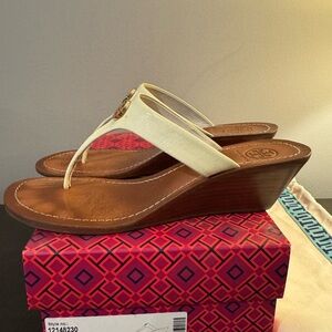Tory Burch Cameron 50mm Wedge Thong Sandal Patent Saffrano Ivory White Size 8